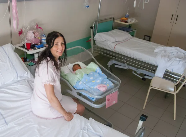 Gelukkig moeder met pasgeboren baby — Stockfoto