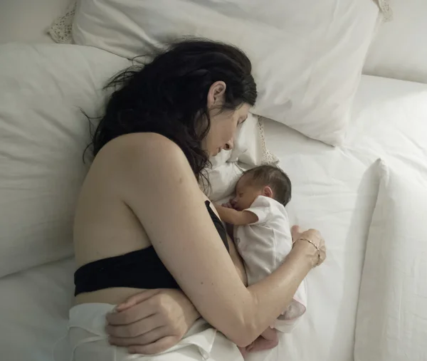 Bebé recién nacido durmiendo con la madre —  Fotos de Stock