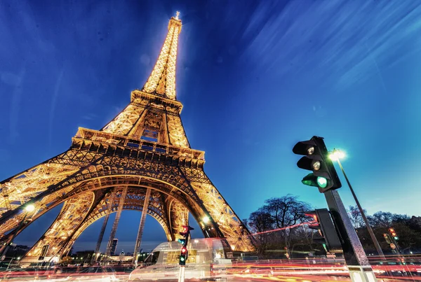 Harika gece aydınlatma Tour Eiffel — Stok fotoğraf