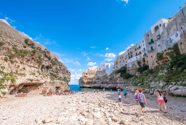 Les touristes apprécient la belle mer des Pouilles — Photo