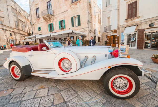 Turistas desfrutar de carro clássico velho — Fotografia de Stock