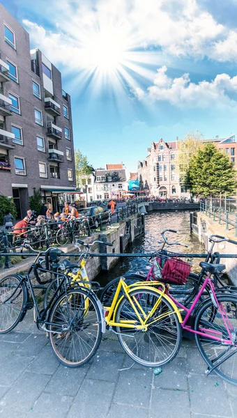 Амстердам. Велосипеды через канал — стоковое фото