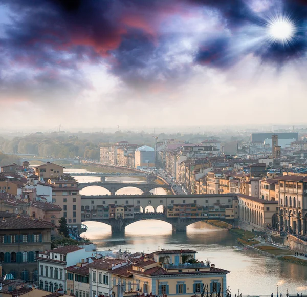 Ponte vecchio ve Floransa binalar, İtalya — Stok fotoğraf