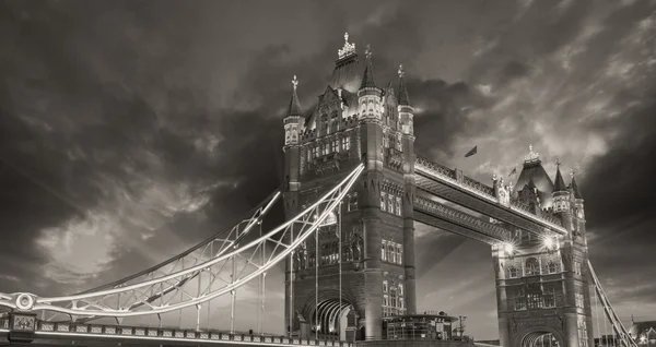 Лондон, огни Тауэрского моста показывают на закате — стоковое фото