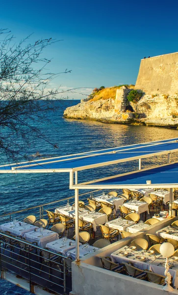 Mesas de restaurante sobre hermoso océano — Foto de Stock