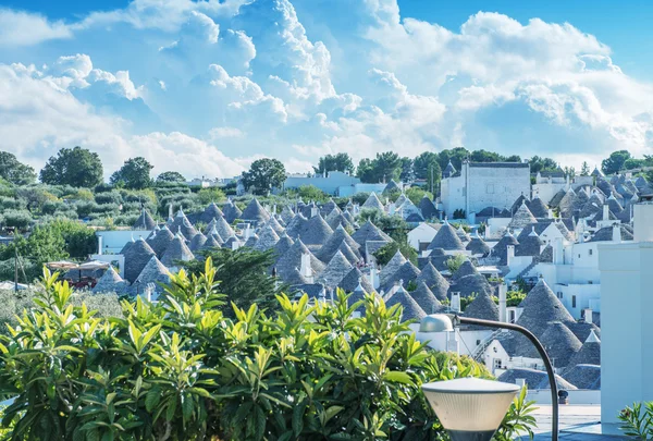 Trulli in der süditalienischen Stadt — Stockfoto