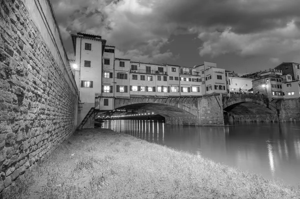 Ponte Vecchio over de rivier de Arno — Stockfoto