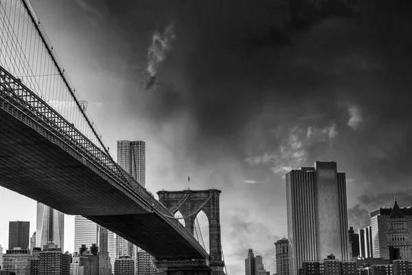 New york cityscape ve brooklyn Köprüsü — Stok fotoğraf