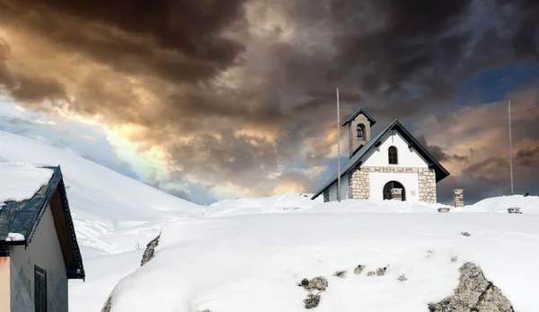 Igreja pequena em Alpes italianos no inverno — Fotografia de Stock