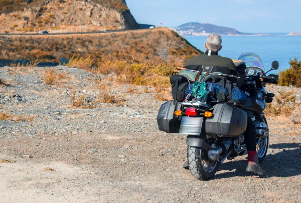 Motorbike travel and adventure on the shore of beautiful coast — Stock Photo, Image