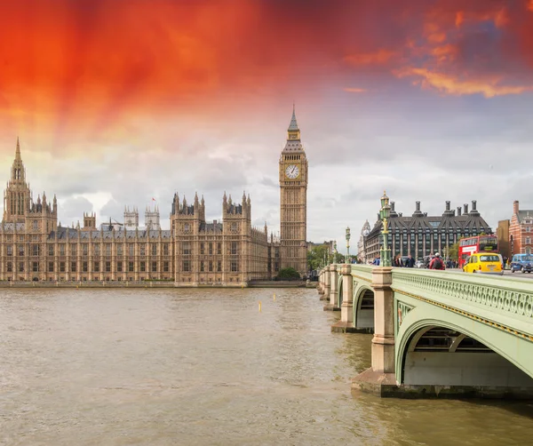 Westminster bridge en huizen van het Parlement — Stockfoto