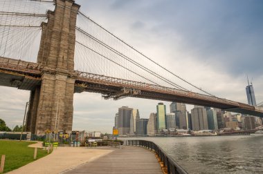 New York. Brooklyn Köprüsü'nün harika manzarasını güzel sprin üzerinde