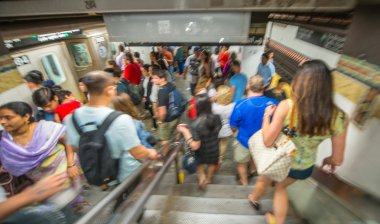 New York metrosu içinde insanlar