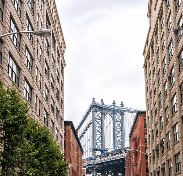 Blick auf die manhattan bridge an einem trüben Frühlingstag - new york cit — Stockfoto
