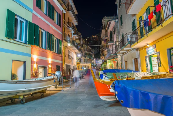 Lodě, parkuje v centru města Manarola, Cinque Terre — Stock fotografie