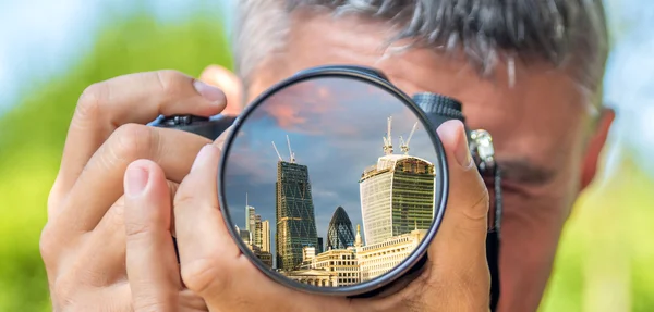 Photographer taking photo with DSLR camera — Stock Photo, Image