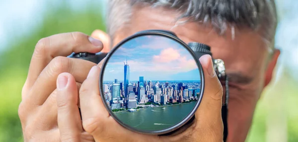 Fotografo che scatta foto con fotocamera DSLR — Foto Stock