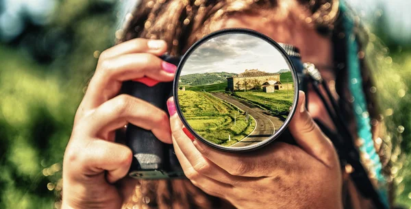 Jong meisje nemen van foto 's — Stockfoto