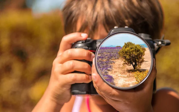 Ung flicka tagande foton — Stockfoto