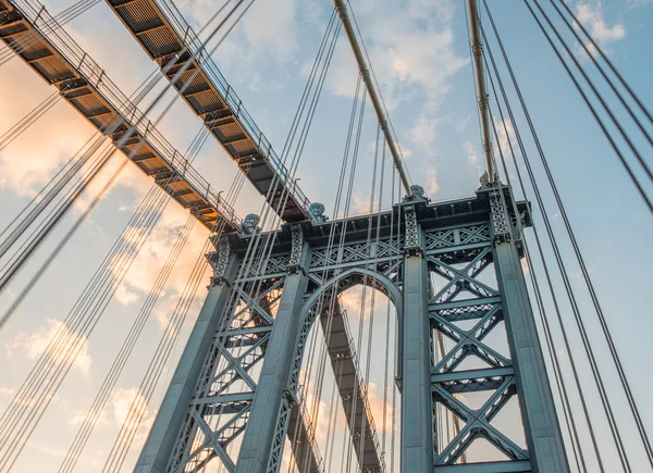 Manhattan Bridge pylon and metal cables, New York — Stock Photo, Image