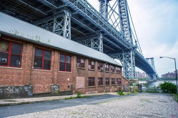 Vista del puente de Manhattan en un día nublado de primavera - New York Cit —  Fotos de Stock