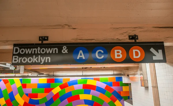 Straßenschild in New Yorker U-Bahn — Stockfoto