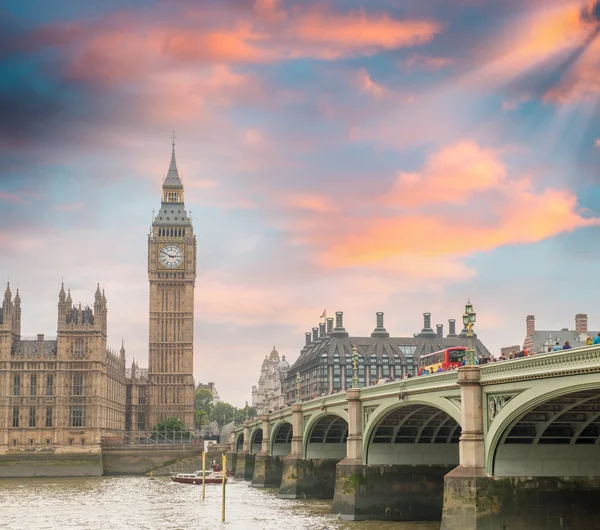 Westminster Bridge, London. River Thames and Big Ben Tower with — Stock Photo, Image