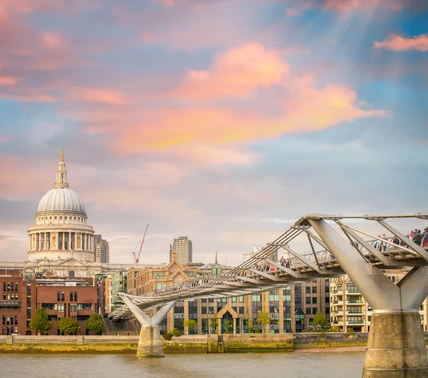 Londra 'daki Milenyum Köprüsü — Stok fotoğraf