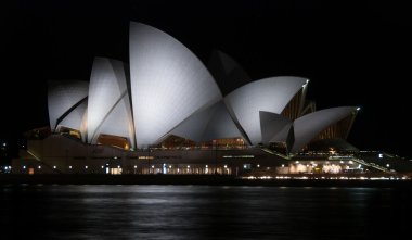 Alacakaranlıkta Sydney Opera Binası