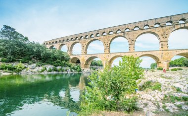 iyi bilinen antik Köprüsü-su kemeri pont du gard provence
