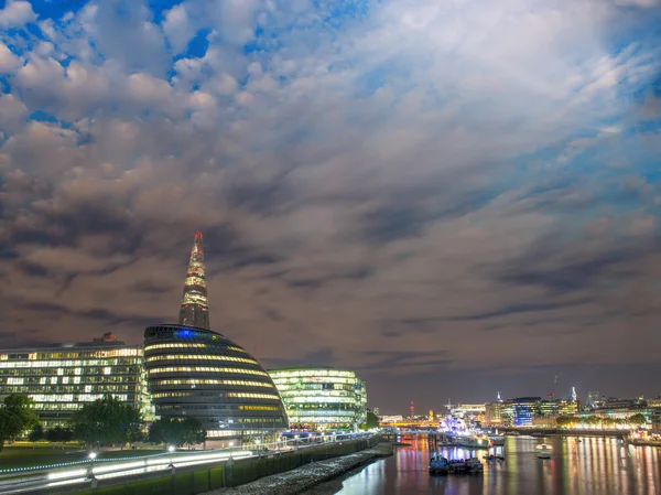 Lo skyline notturno di Londra lungo il Tamigi, visto da Tower Brid — Foto Stock