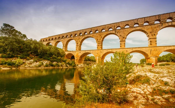 Знаменитый античный мост-акведук Pont du Gard в Провансе — стоковое фото