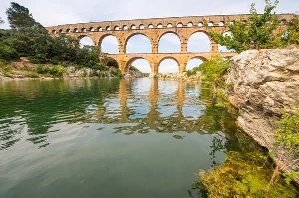 La pintoresca naturaleza del sur de Francia con su famoso landma — Foto de Stock