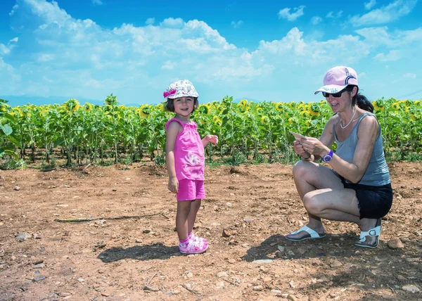 Mãe e filha desfrutando ao ar livre — Fotografia de Stock