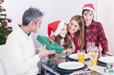 Mutlu Beyaz aile Noel Kutlamaları