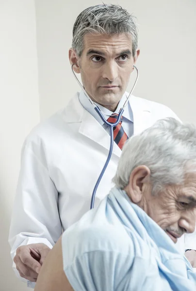 Steteskoplu genç doktor. — Stok fotoğraf