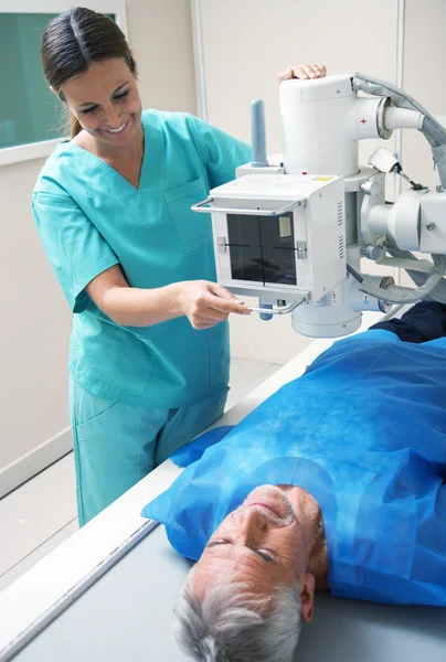 Médico analisando paciente — Fotografia de Stock