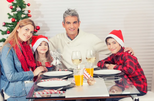 Família caucasiana feliz celebrando o Natal — Fotografia de Stock