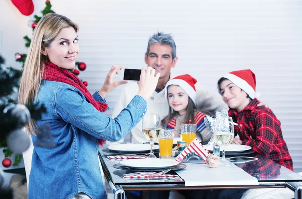 Familie genieten van Kerstmis — Stockfoto