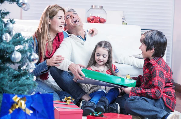 Gelukkige Kerstmis familie thuis — Stockfoto