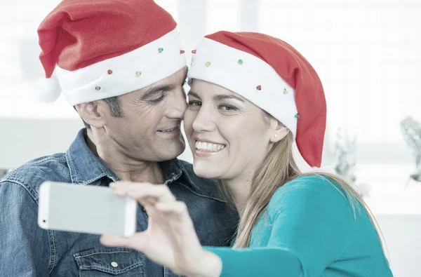 Casal feliz com chapéus de Natal — Fotografia de Stock