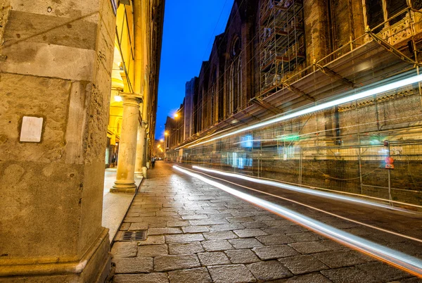 Rue éclairée de Bologne la nuit avec des sentiers lumineux de bus — Photo