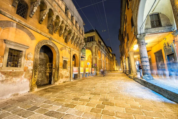 Stadsgezicht van Bologna's nachts, Italië — Stockfoto