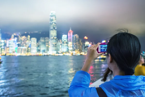 Mujer tomando una foto de Hong Kong — Foto de Stock