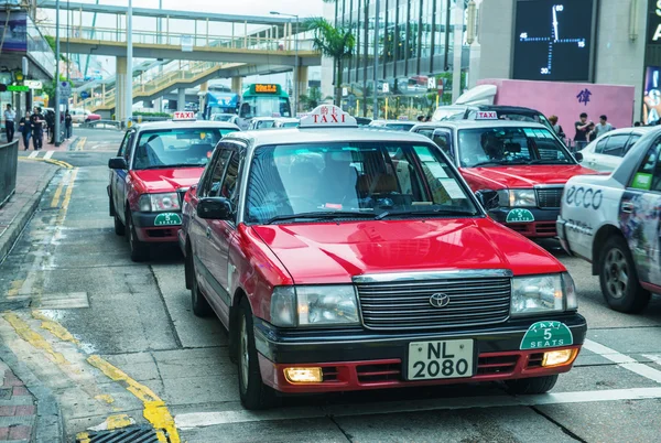 Taxíky v ulicích města v Hong Kongu — Stock fotografie