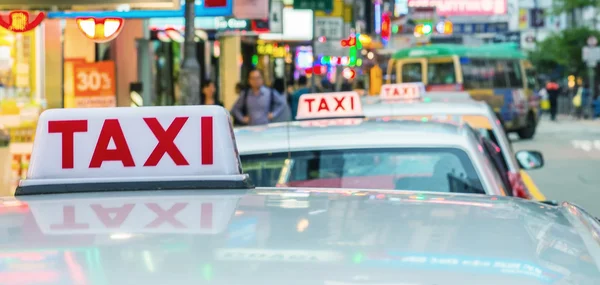 Taxíky v ulicích města v Hong Kongu — Stock fotografie