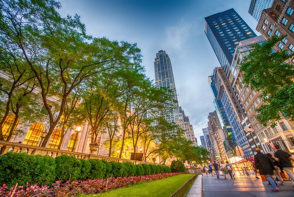 Touristen entspannen sich auf der 5th Avenue in der Nähe der öffentlichen Libr — Stockfoto