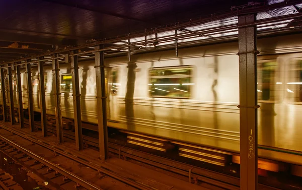 Trem de prata em uma estação — Fotografia de Stock
