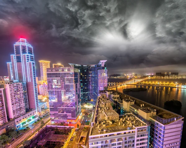 Lumières nocturnes de la ville skyline — Photo