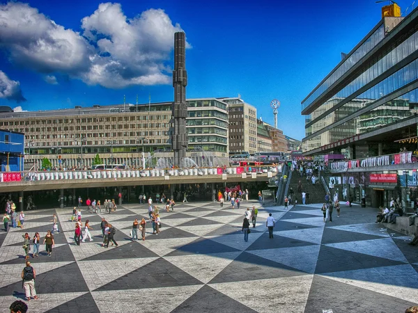 Turisti sulle strade della città — Foto Stock